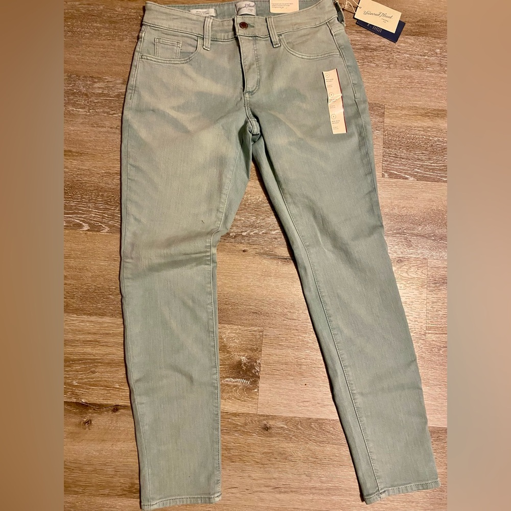 New with tags. Universal Thread. Mid Rise Skinny. Green